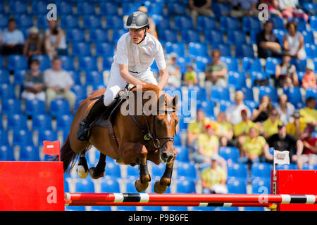 Aix-la-Chapelle, Allemagne. 17 juillet, 2018. CHIO, Equitation, saut. Le cavalier allemand Ludger Beerbaum sur le cheval Casello saute par dessus un obstacle. Crédit : Rolf Vennenbernd/dpa/Alamy Live News Banque D'Images