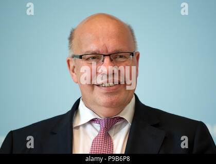 Berlin, Allemagne. 17 juillet, 2018. Peter Altmaier (CDU), Ministre allemand des affaires économiques et de l'énergie, de rires lors d'une conférence de presse commune avec Sefcovic, Commissaire européen pour l'Union européenne de l'énergie. Credit : Soeren Stache/dpa/Alamy Live News Banque D'Images