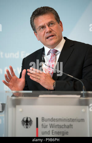 Berlin, Allemagne. 17 juillet, 2018. Maros Sefcovic, Commissaire européen à l'énergie Union européenne, prononce une allocution lors d'une conférence de presse conjointe avec Altmaier, Ministre allemand des affaires économiques et de l'énergie. Credit : Soeren Stache/dpa/Alamy Live News Banque D'Images