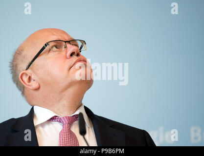 Berlin, Allemagne. 17 juillet, 2018. Peter Altmaier (CDU), Ministre allemand des affaires économiques et de l'énergie, au cours d'une conférence de presse conjointe avec Sefcovic, Commissaire européen pour l'Union européenne de l'énergie. Credit : Soeren Stache/dpa/Alamy Live News Banque D'Images