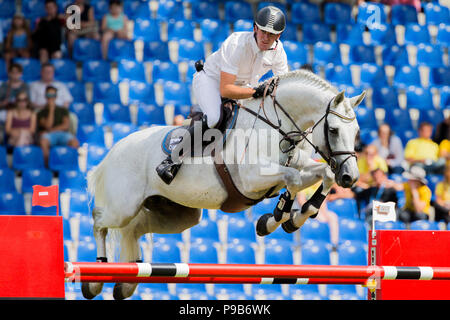 Aix-la-Chapelle, Allemagne. 17 juillet, 2018. CHIO, Equitation, saut. L'Allemand Philipp Weishaupt sur le cheval Convall saute par dessus un obstacle. Crédit : Rolf Vennenbernd/dpa/Alamy Live News Banque D'Images