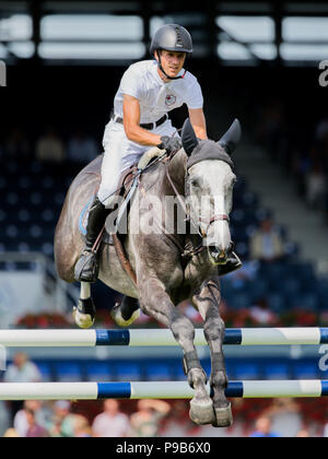 Aix-la-Chapelle, Allemagne. 17 juillet, 2018. CHIO, Equitation, saut. Le cavalier allemand Christian Kukuk sur le cheval Botaro saute par dessus un obstacle. Crédit : Rolf Vennenbernd/dpa/Alamy Live News Banque D'Images