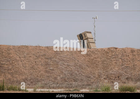 Conseil Régional Eshkol, Israël. 17 juillet, 2018. Un IDF batterie Iron Dome est ouverte et prête pour l'évolution de la près de la bande de Gaza. Une vague d'incendies criminels le terrorisme palestinien est maintenant à son quatrième mois. Des bombes incendiaires et explosifs sont livrés à partir de la bande de Gaza en Israël par des ballons gonflés à l'hélium ou cerfs-volants. Quelque 50 kilomètres carrés de champs agricoles et forestières ont été incendiés. Credit : Alon Nir/Alamy Live News Banque D'Images