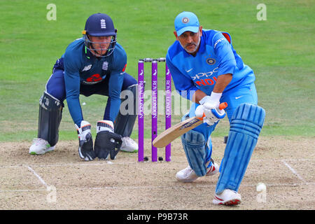 Leeds, UK. 17 juillet, 2018. MS dhoni de l'Inde comme frappeur wicketkeeper Jos Buttler de l'Angleterre ressemble au cours de la 3e Royal London un jour match international entre l'Angleterre et l'Inde à Headingley Cricket Ground le 17 juillet 2018 en Angleterre. Credit : European Sports Agence photographique/Alamy Live News Banque D'Images