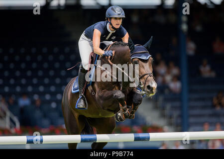 Aix-la-Chapelle, Allemagne. 17 juillet, 2018. CHIO, Equitation, saut. Le cavalier allemand Simone Blum sur le cheval Con Touch saute par dessus un obstacle. Crédit : Rolf Vennenbernd/dpa/Alamy Live News Banque D'Images