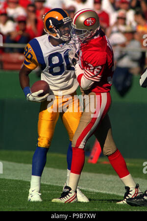 San Francisco, Californie, USA. 26 Nov, 1995. San Francisco 49ers vs St Louis Rams à Candlestick Park Dimanche 26 Novembre, 1995. 49ers beat Rams 41-13. San Francisco 49ers arrière défensif Hanks Merton (36) et St Louis Rams wide receiver Isaac Bruce (80) ont un parler. Crédit : Al Golub/ZUMA/Alamy Fil Live News Banque D'Images