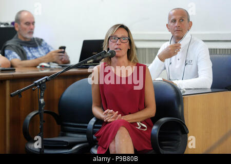 Rome, 17 juillet. 'Processus Cucchi bis'. Stefano Cucchi, un homme âgé de 30 ans, a été arrêté le 15 octobre 2009 pour possession de drogue, et après avoir été reconnu coupable dans Regina Coeli prison pour quelques jours, il a été transféré à l'hôpital de Sandro Pertini, où il meurt le 22 octobre 2009. Sur son corps ont été trouvés de nombreux signes de mauvais traitements et de la violence. Les défendeurs sont 5 mousquetons. Processo Cucchi bis Banque D'Images