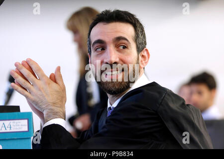 Rome, 17 juillet. 'Processus Cucchi bis'. Stefano Cucchi, un homme âgé de 30 ans, a été arrêté le 15 octobre 2009 pour possession de drogue, et après avoir été reconnu coupable dans Regina Coeli prison pour quelques jours, il a été transféré à l'hôpital de Sandro Pertini, où il meurt le 22 octobre 2009. Sur son corps ont été trouvés de nombreux signes de mauvais traitements et de la violence. Les défendeurs sont 5 mousquetons. Processo Cucchi bis Banque D'Images