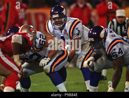 San Francisco, Californie, USA. Dec 18, 1995. San Francisco 49ers vs Minnesota Vikings à Candlestick Park Lundi 18 décembre 1995. 49ers beat Vikings 37-30. Minnesota Vikings quarterback Warren Moon Crédit : Al Golub/ZUMA/Alamy Fil Live News Banque D'Images