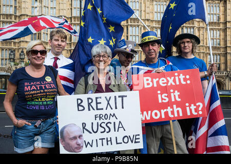 Londres, Royaume-Uni. 17 juillet, 2018. Julie Ward (c), du parti travailliste britannique, les peuplements avec des militants anti-Brexit de SODEM (Stand de Défi Mouvement européen) y compris Steve Bray en dehors de la Chambre du Parlement, les membres du débat du Parlement européen le projet de loi sur le commerce intérieur. Credit : Mark Kerrison/Alamy Live News Banque D'Images