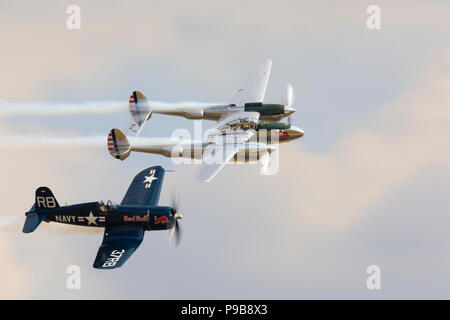Chance Vought Corsair et Lockheed Lightning fighters volent en formation. Banque D'Images