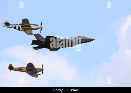 Le "vol" du patrimoine d'un Lockheed Martin F35 Lightning II un vol en formation avec WW2 Mustang nord-américain de l'USAF et de la RAF Spitfire fighters Banque D'Images