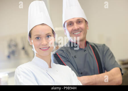 Chef instructeur stagiaire dans une cuisine de restaurant Banque D'Images