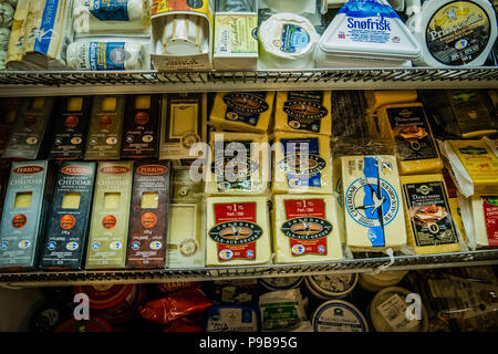 Sélection de la production de fromage dans un magasin d'alimentation Banque D'Images