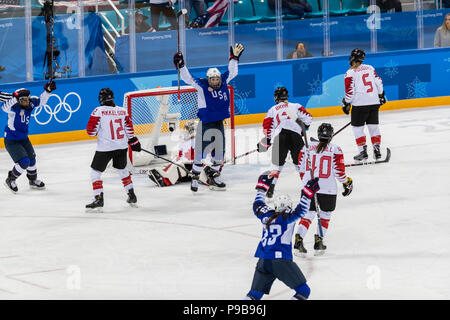 Hilary Knight (USA) célèbre marquer un but de la médaille d'or jeu de hockey sur glace contre le Canada aux Jeux Olympiques d'hiver de PyeongChang 2018 Banque D'Images