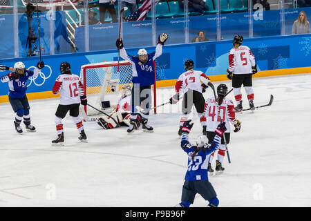 Hilary Knight (USA) célèbre marquer un but de la médaille d'or jeu de hockey sur glace contre le Canada aux Jeux Olympiques d'hiver de PyeongChang 2018 Banque D'Images