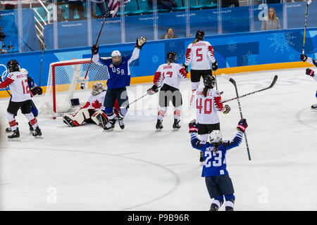 Hilary Knight (USA) célèbre marquer un but de la médaille d'or jeu de hockey sur glace contre le Canada aux Jeux Olympiques d'hiver de PyeongChang 2018 Banque D'Images