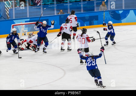 Hilary Knight (USA) célèbre marquer un but de la médaille d'or jeu de hockey sur glace contre le Canada aux Jeux Olympiques d'hiver de PyeongChang 2018 Banque D'Images