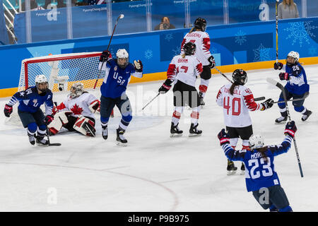 Hilary Knight (USA) célèbre marquer un but de la médaille d'or jeu de hockey sur glace contre le Canada aux Jeux Olympiques d'hiver de PyeongChang 2018 Banque D'Images