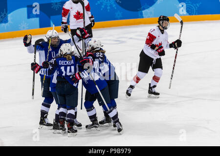 Hilary Knight (USA) célèbre marquer un but de la médaille d'or jeu de hockey sur glace contre le Canada aux Jeux Olympiques d'hiver de PyeongChang 2018 Banque D'Images