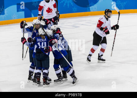 Hilary Knight (USA) célèbre marquer un but de la médaille d'or jeu de hockey sur glace contre le Canada aux Jeux Olympiques d'hiver de PyeongChang 2018 Banque D'Images