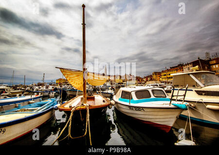 Panorama de navires et bateaux de plaisance à Rovinj Banque D'Images