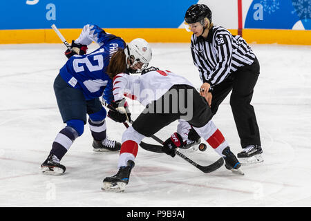 Pannek Kelly (USA) et Emily Clark (CAN) s'affrontent au cours de la médaille d'or jeu de hockey sur glace Etats-unis contre le Canada aux Jeux Olympiques d'hiver PyeongChan Banque D'Images