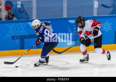 Dani Cameranesi (USA) et Meaghan Mikkelson (CAN) au cours de la médaille d'or jeu de hockey sur glace Etats-unis contre le Canada aux Jeux Olympiques d'hiver de PyeongChang Banque D'Images