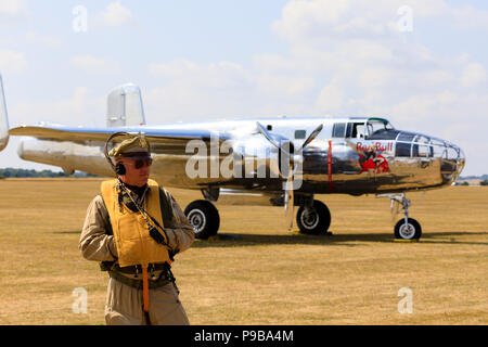 La reconstitution médiévale en WW2 flying vêtements devant les Red Bull North American B25J Mitchell, bombardier moyen N6123C. Banque D'Images