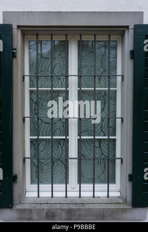 Fenêtre avec vieux fer à repasser gate design close up Banque D'Images