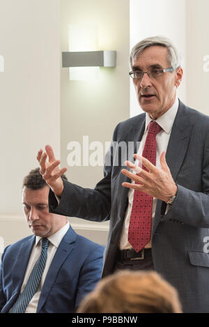 55 Tufton Street, Londres, Royaume-Uni. 23 mai 2016. 55 Tufton Street, London, SW1P 3QL. Steven Woolfe, député européen, porte-parole des affaires financières de l'UKIP, avec Banque D'Images