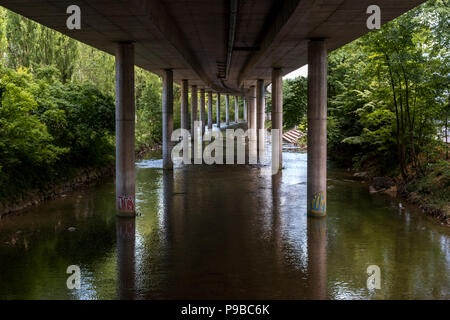 La rivière Sihl coule sous l'autoroute A3W à Zurich, Suisse Banque D'Images