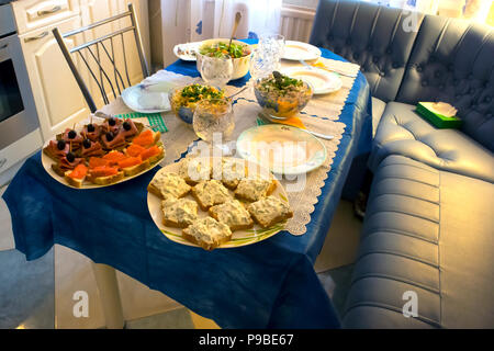 Un assortiment de plats internationaux servis sur la table, sont présentés pour partie à la maison conviviale Banque D'Images