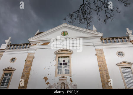 Faro, Portugal - 1 mai 2018 : des détails architecturaux de l'Igreja da Misericordia Église catholique dans le centre-ville un jour de printemps Banque D'Images