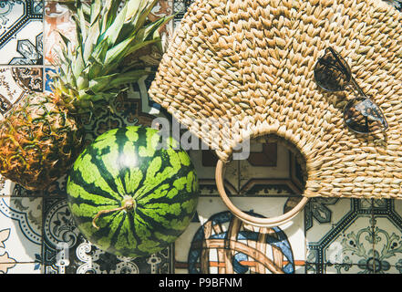 Arrière-plan de vie d'été avec des fruits et de la paille sac, close-up Banque D'Images