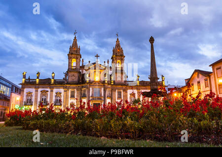 Vue nocturne de l'église de l'hôpital (ou de l'église de San Marcos) (Portugais : Igreja do Hospital), à Braga, Portugal. Construit au 18ème siècle, ar Banque D'Images