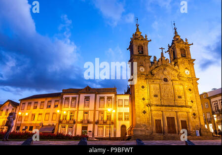 Vue nocturne de l'Église (en portugais : Igreja de Santa Cruz) est une église du 17ème siècle dans la ville de Braga, Portugal, dédiée à l'H Banque D'Images