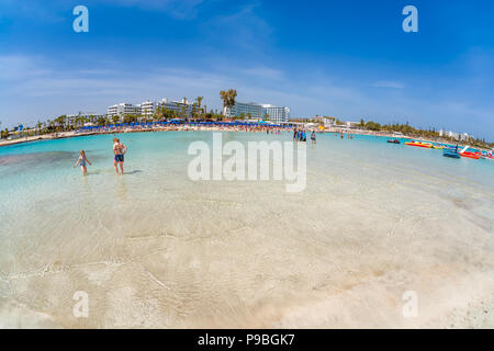 AYIA NAPA, Chypre - 07 avril 2018 : Célèbre la plage de Nissi Banque D'Images