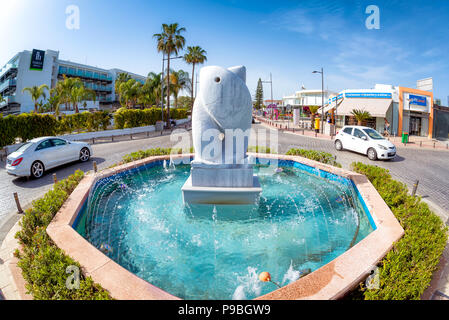 AYIA NAPA, Chypre - 07 avril 2018 : fontaine au centre-ville Banque D'Images