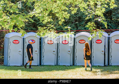 Rangée de toilettes portables au festival Banque D'Images