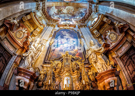 PRAGUE, RÉPUBLIQUE TCHÈQUE - 28 MAI 2017 : intérieur baroque de St Nicolas Banque D'Images