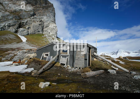 Arctique, Svalbard, Hornsund, Sør-Spitzberg Parc National, Gnålodden. Cabane de trappeur, femme légendaire Wanny Wolstad's à partir de 1930. Banque D'Images