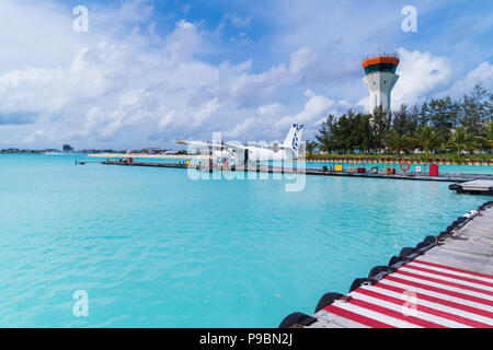 Port de l'avion sur fond de l'océan mer, à Maldives. Banque D'Images