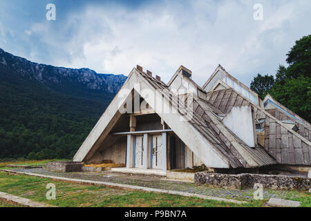 L'inhabituelle triangulaire postmoderne de la lignes Spomen-Dom (mémoire interne) conçu par Ranko Radović dans le Parc National de Sutjeska, BiH Banque D'Images