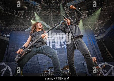 Le groupe de heavy metal américain Anthrax sur la scène du festival métal Copenhell 2014. Ici Frank Bello à la basse et le chanteur Joey Belledonna Banque D'Images