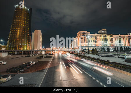 Vue de nuit de la tour Bayterek, une tour d'observation historique conçu par l'architecte Norman Foster à Astana, la capitale du Kazakhstan. Banque D'Images