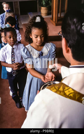 Les enfants en file pour recevoir la communion MR © Myrleen Pearson Ferguson Cate Banque D'Images