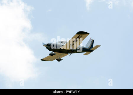 Piper PA-28-140 Cherokee l'atterrissage à l'Aérodrome de Wellesbourne, Warwickshire, UK (G-AVBG) Banque D'Images