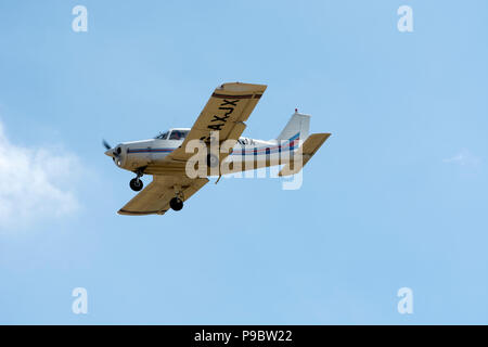 Piper PA-28-181 Cherokee Archer III L'atterrissage à l'Aérodrome de Wellesbourne, Warwickshire, UK (G-AXJX) Banque D'Images