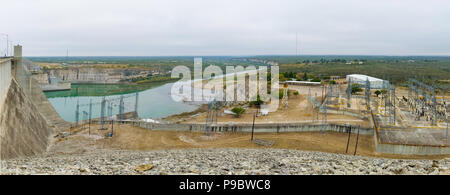 Amistad Dam, Mexique - Le 17 décembre 2017 - L'eau s'écoule de l'Amistad Réservoir dans Rio Grande sur la partie mexicaine de La Amistad (Barrage Presa l Banque D'Images